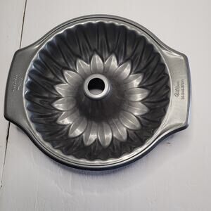 Versatile Non-Stick Round Cake Pan - 9.75 Inches for Baking